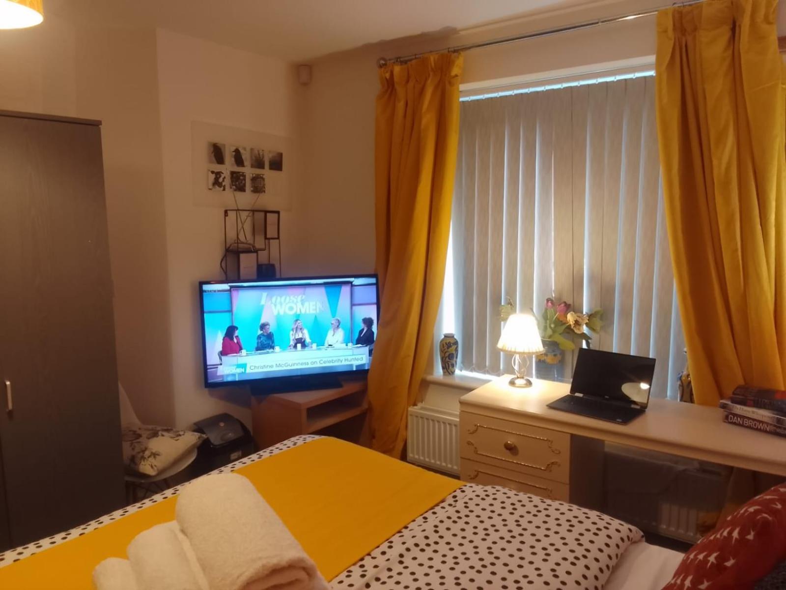 Cosy Stay In Walsall By Ideal Home Bloxwich Exterior photo