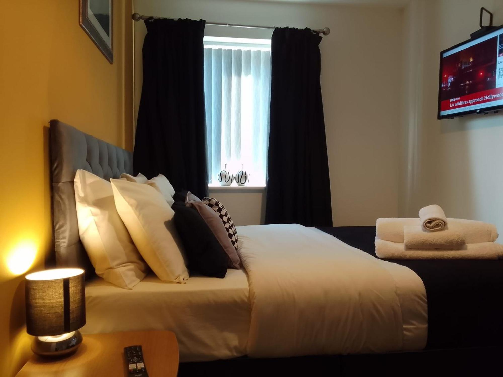 Cosy Stay In Walsall By Ideal Home Bloxwich Exterior photo
